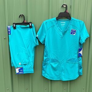 Women’s Notch Neck Scrub Top & Jogger Pants Set Size S